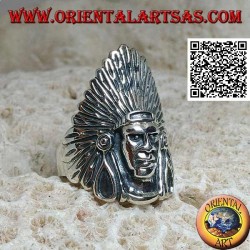 Anillo de plata con cabeza de indio nativo americano con tocado de plumas alto
