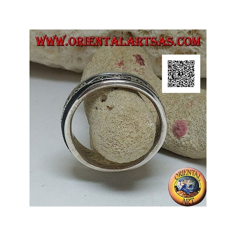 Anello in argento a fedina girevole con onda e spirali in bassorilievo