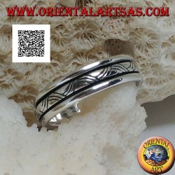 Anti-stress rotating silver ring, intertwining with three engraved lines