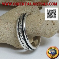 Anti-stress rotating silver ring, intertwining with three engraved lines
