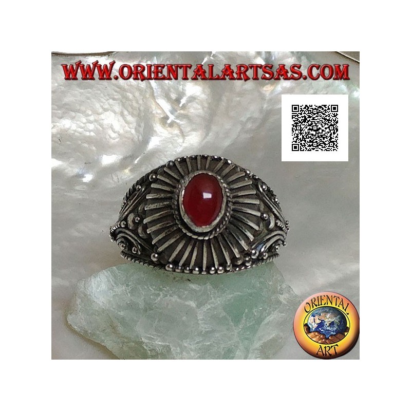 Anello in argento con corniola ovale a cabochon contornata da raggi realizzato a mano