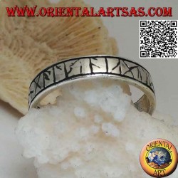 Anillo de plata con runas celtas grabadas