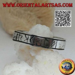 Anillo de plata con runas celtas grabadas