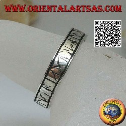 Anillo de plata con runas celtas grabadas