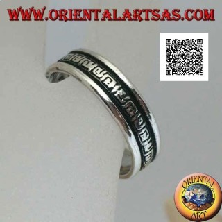 Anello fedina in argento con incisa nella parte centrale una serie di labirinti a spirale