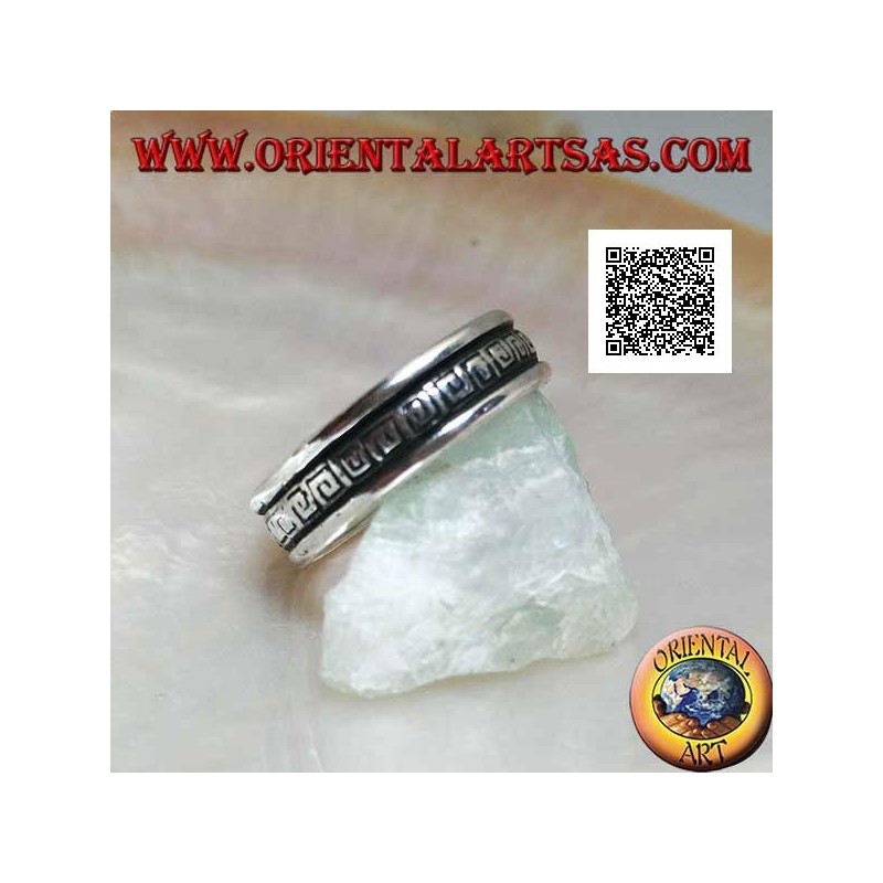 Bague en argent avec une série de labyrinthes en spirale gravés dans la partie centrale