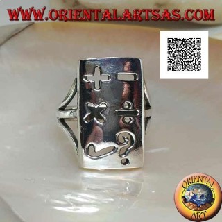 Anello in argento liscio con piastra rettangolare e simboli matematici traforati