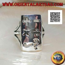 Glatter Silberring mit rechteckiger Platte und perforierten mathematischen Symbolen