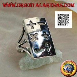 Bague en argent lisse avec plaque rectangulaire et symboles mathématiques perforés