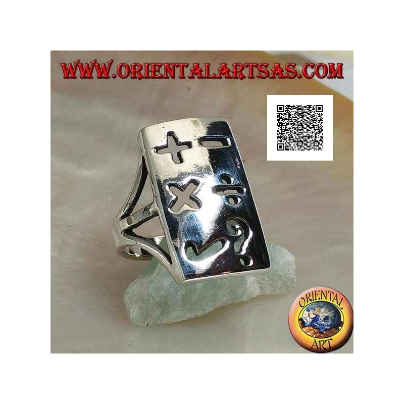 Anillo de plata lisa con placa rectangular y símbolos matemáticos perforados