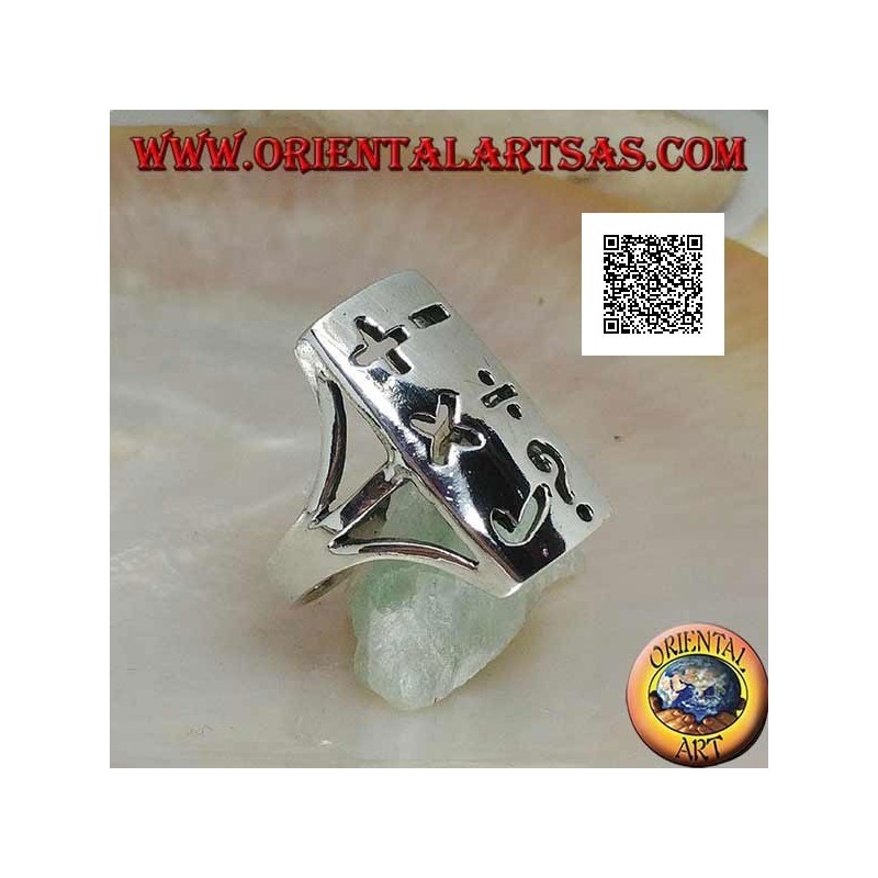 Anillo de plata lisa con placa rectangular y símbolos matemáticos perforados