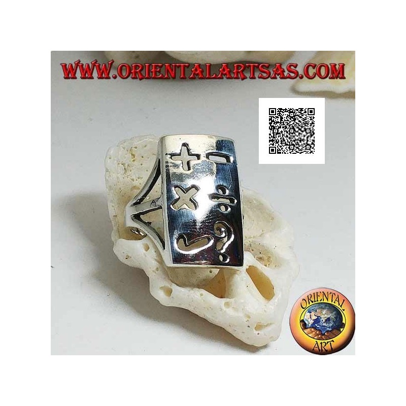 Anillo de plata lisa con placa rectangular y símbolos matemáticos perforados