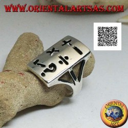 Bague en argent lisse avec plaque rectangulaire et symboles mathématiques perforés