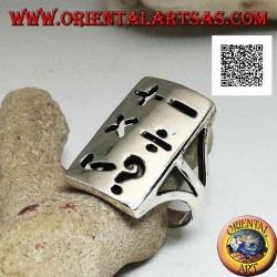 Bague en argent lisse avec plaque rectangulaire et symboles mathématiques perforés