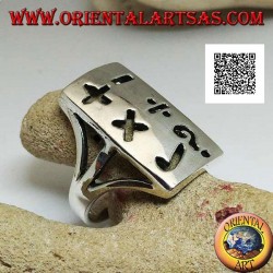 Bague en argent lisse avec plaque rectangulaire et symboles mathématiques perforés