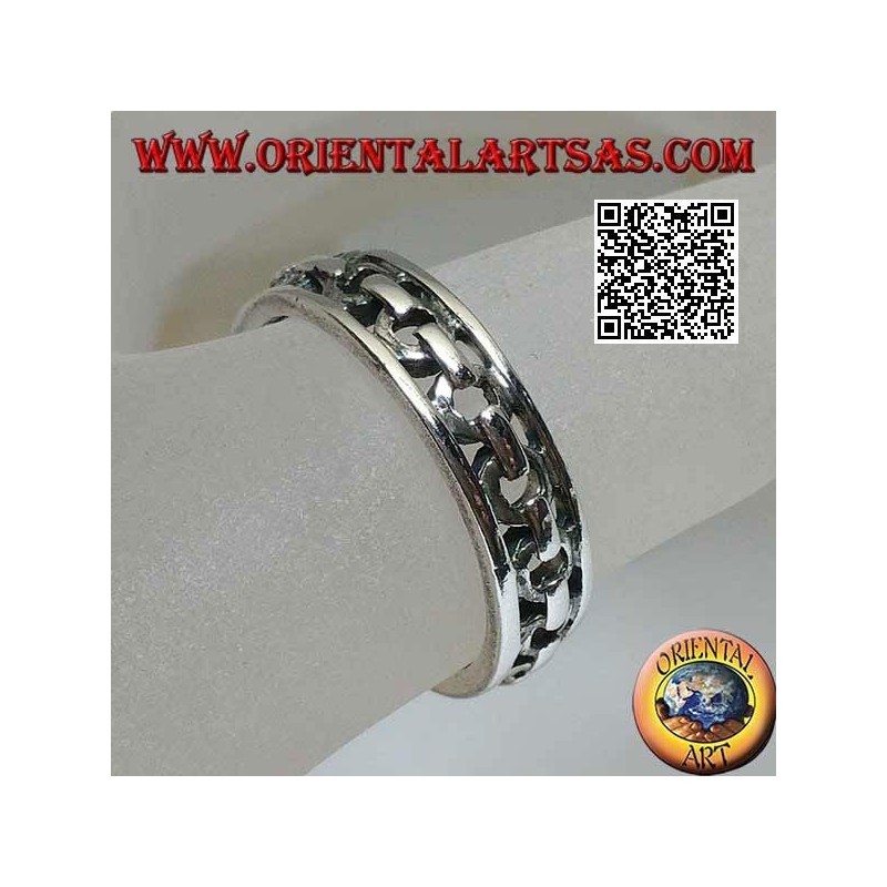 Anillo de plata con banda trabajada, cadena perforada entre dos líneas