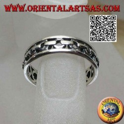 Silver ring with worked band, perforated chain between two lines