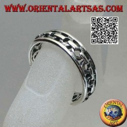 Silberring mit gearbeitetem Band, perforierte Kette zwischen zwei Linien