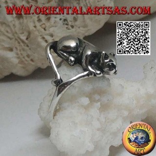 Anello in argento con gatto disteso in posizione offensiva pronto al balzo