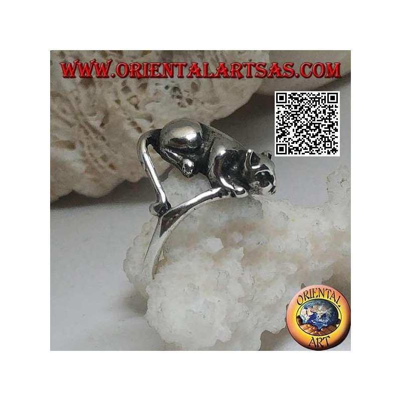 Anello in argento con gatto disteso in posizione offensiva pronto al balzo