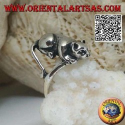 Bague en argent avec chat couché dans une position offensive prêt à sauter