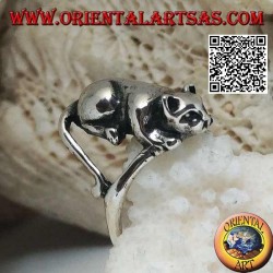 Bague en argent avec chat couché dans une position offensive prêt à sauter