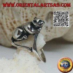Silver ring with cat lying in an offensive position ready to jump