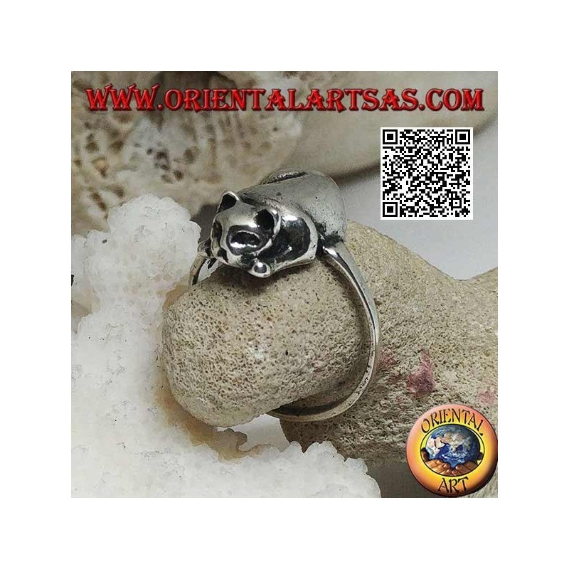 Anillo de plata con gato acostado en una posición ofensiva listo para saltar
