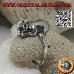 Bague en argent avec chat couché dans une position offensive prêt à sauter