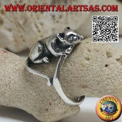 Silver ring with cat lying in an offensive position ready to jump