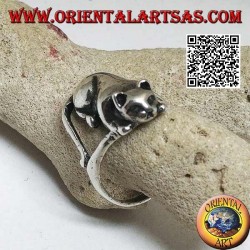 Bague en argent avec chat couché dans une position offensive prêt à sauter