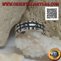 Silberring mit Rechtecken und Paaren von Schachbrettkreisen im Basrelief