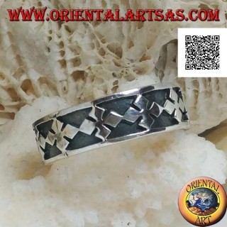 Anillo de plata con una serie de cruces griegas con rombos en bajorrelieve
