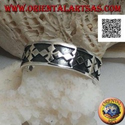 Bague en argent avec une série de croix grecques avec des losanges en bas-relief