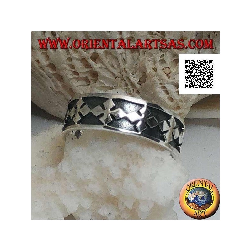 Anello a fedina in argento con serie di croci greche a rombi in bassorilievo