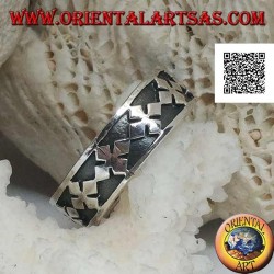 Bague en argent avec une série de croix grecques avec des losanges en bas-relief