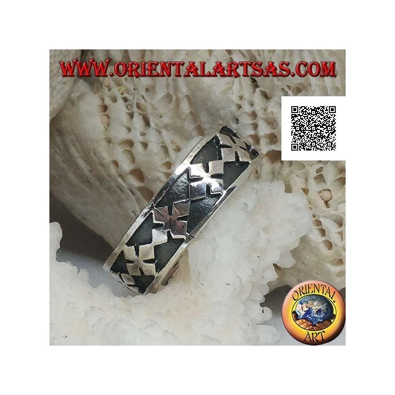 Anillo de plata con una serie de cruces griegas con rombos en bajorrelieve