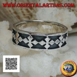 Bague en argent avec une série de croix grecques avec des losanges en bas-relief