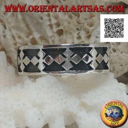 Bague en argent avec une série de croix grecques avec des losanges en bas-relief