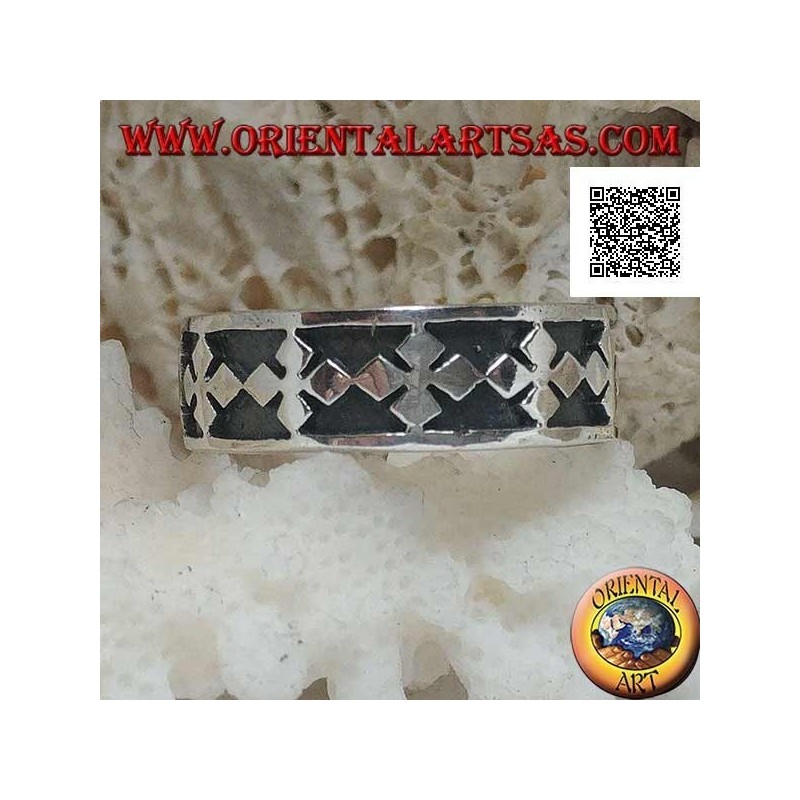 Silver ring with a series of Greek crosses with rhombuses in bas-relief