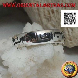 Anillo de plata con una serie alterna de herradura con punto grabado