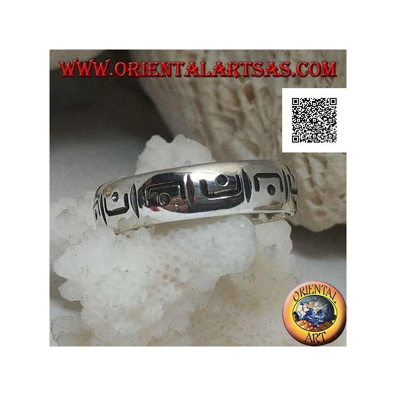 Anillo de plata con una serie alterna de herradura con punto grabado