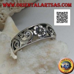 Bague en argent avec fleurs et décorations perforées naturelles