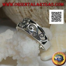 Bague en argent avec fleurs et décorations perforées naturelles