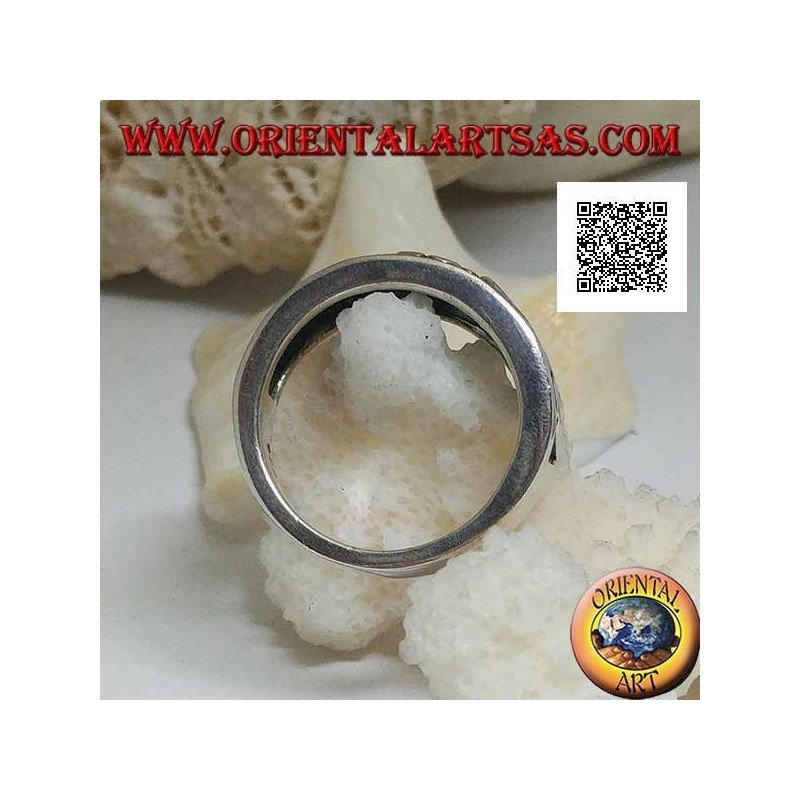 Anello a fascia in argento con fiore e decorazioni naturali traforate