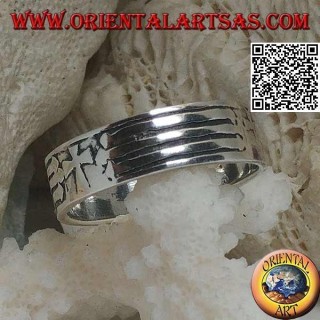 Bague en argent avec bande gravée avec croix chrétienne