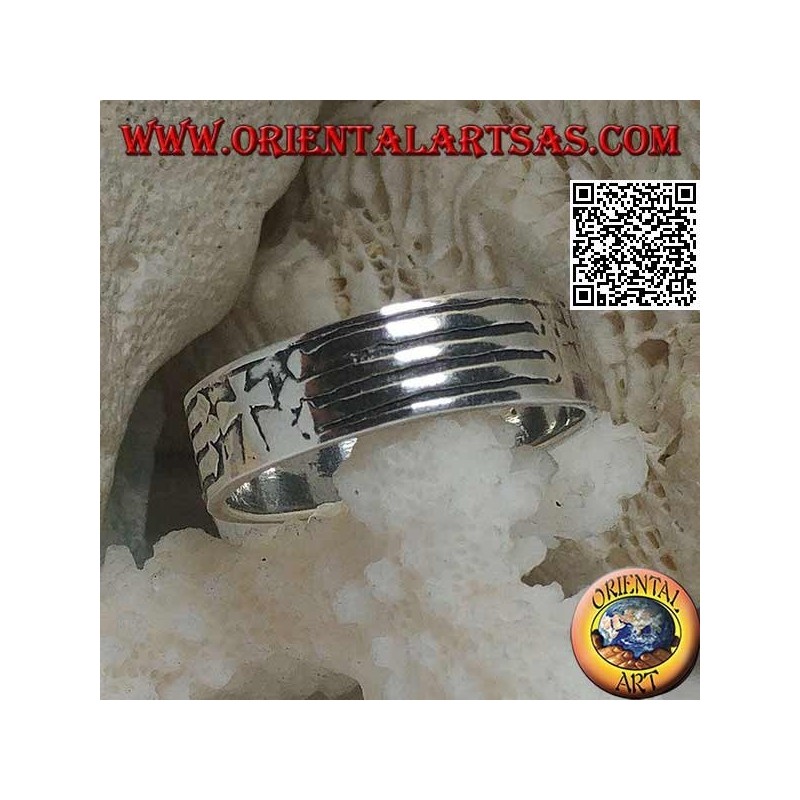 Anillo de plata con banda grabada con cruz cristiana