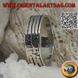 Anillo de plata con banda grabada con cruz cristiana