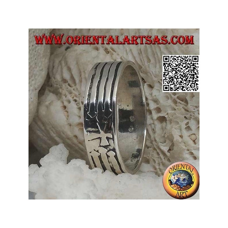 Anillo de plata con banda grabada con cruz cristiana