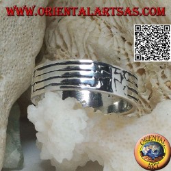 Bague en argent avec bande gravée avec croix chrétienne